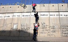Para Pemuda Palestina Rela Memanjat Tembok untuk Salat di Masjidil Aqsa